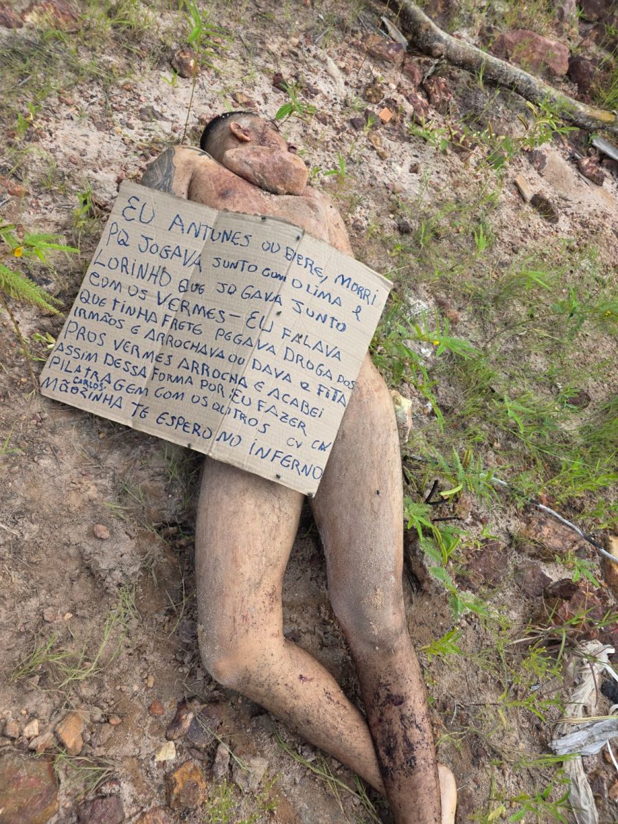 Recado deixado sobre o corpo - Foto: Jander Robson/Portal do Holanda