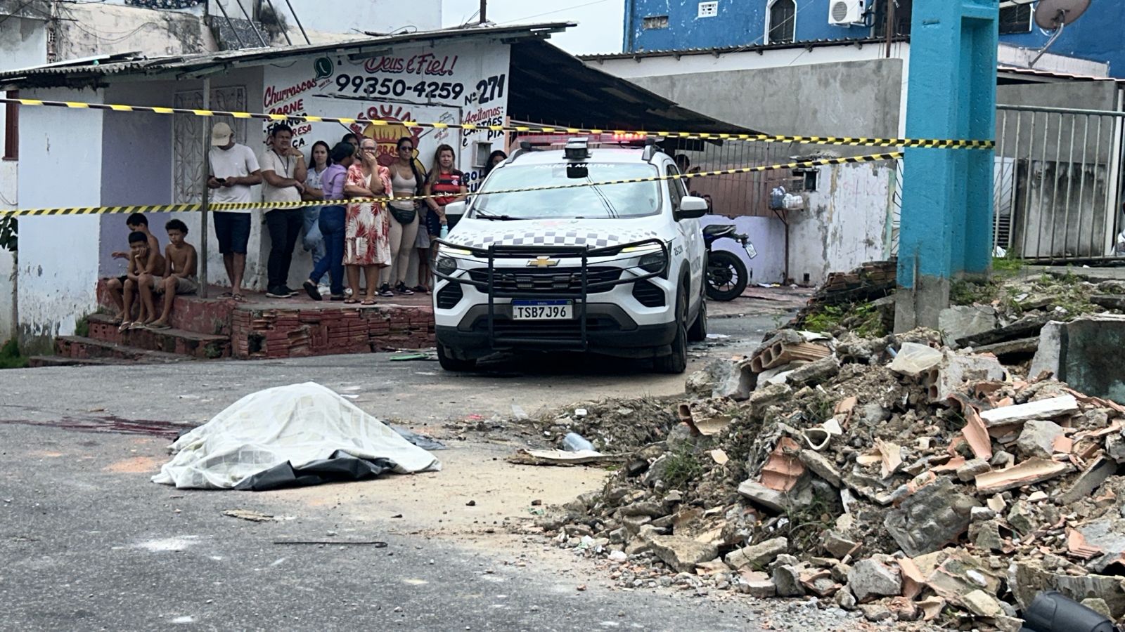Corpo ficou estirado na rua - Foto: Jander Robson/Portal do Holanda