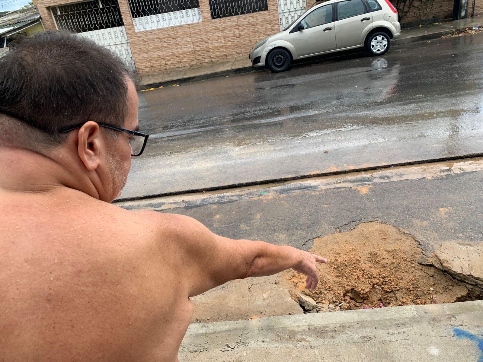 Marcelo Holanda mostra buracos causados por obra inacabada. Foto: Caio Guarlotte/ Portal do Holanda.