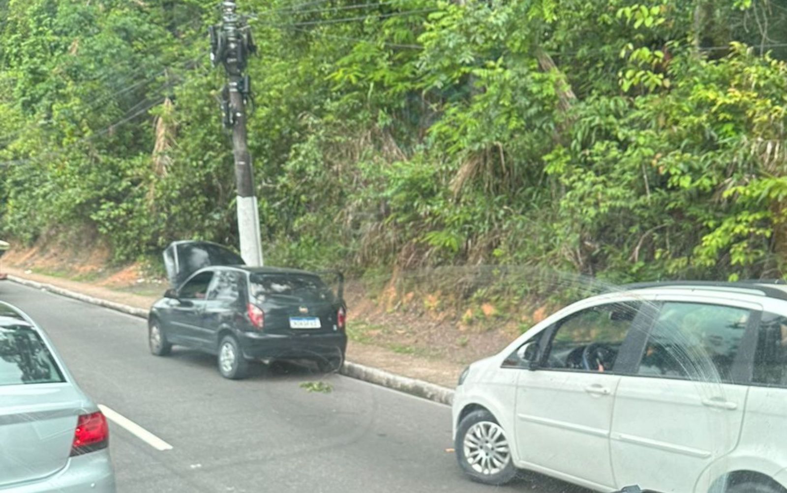 Carro em pane prejudicou ainda mais o tr&acirc;nsito. - Foto: Divulga&ccedil;&atilde;o