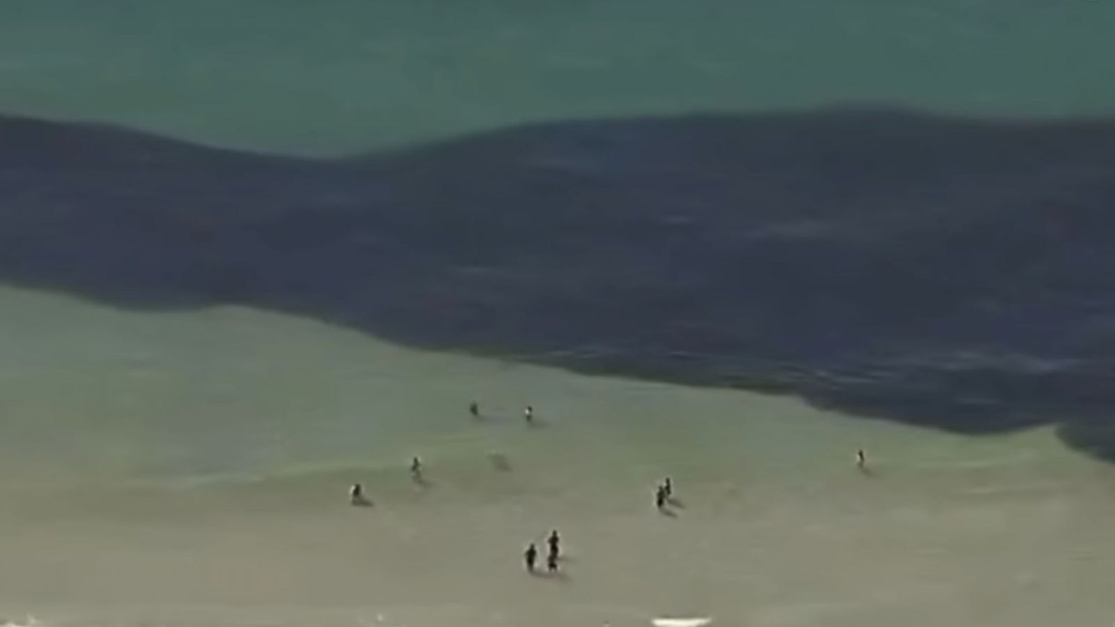 Banhistas foram surpreendidos por uma cena impressionante na manh&atilde; desta sexta-feira (26), na Praia do Leme, Zona Sul do Rio de Janeiro. Reprodu&ccedil;&atilde;o: GloboNews