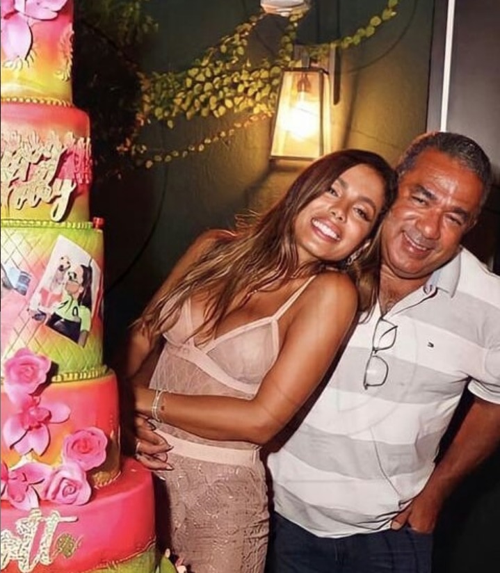 Anitta com o pai no anivers&aacute;rio da cantora - Foto: Reprodu&ccedil;&atilde;o Instagram