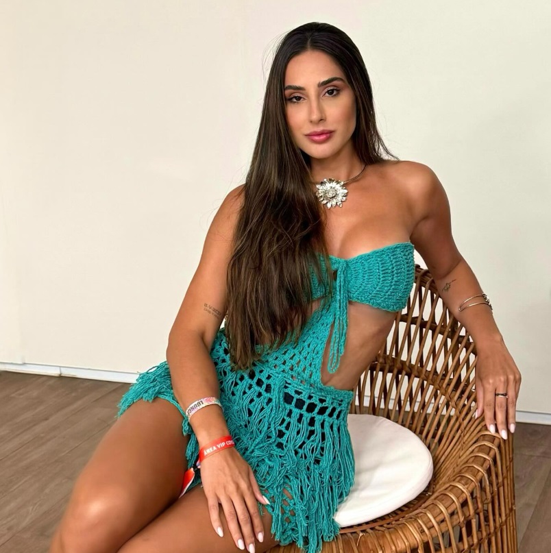 Anny ap&oacute;s as pl&aacute;sticas no corpo, mas ainda antes da rinoplastia. Foto: Instagram