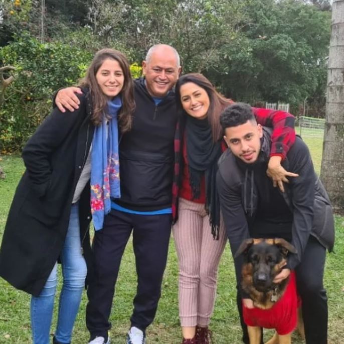 Alex &agrave; direita em foto com Francisco Arce