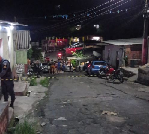 Imagem feita &agrave; dist&acirc;ncia ap&oacute;s isolamento da rua feito por policiais militares - Divulga&ccedil;&atilde;o