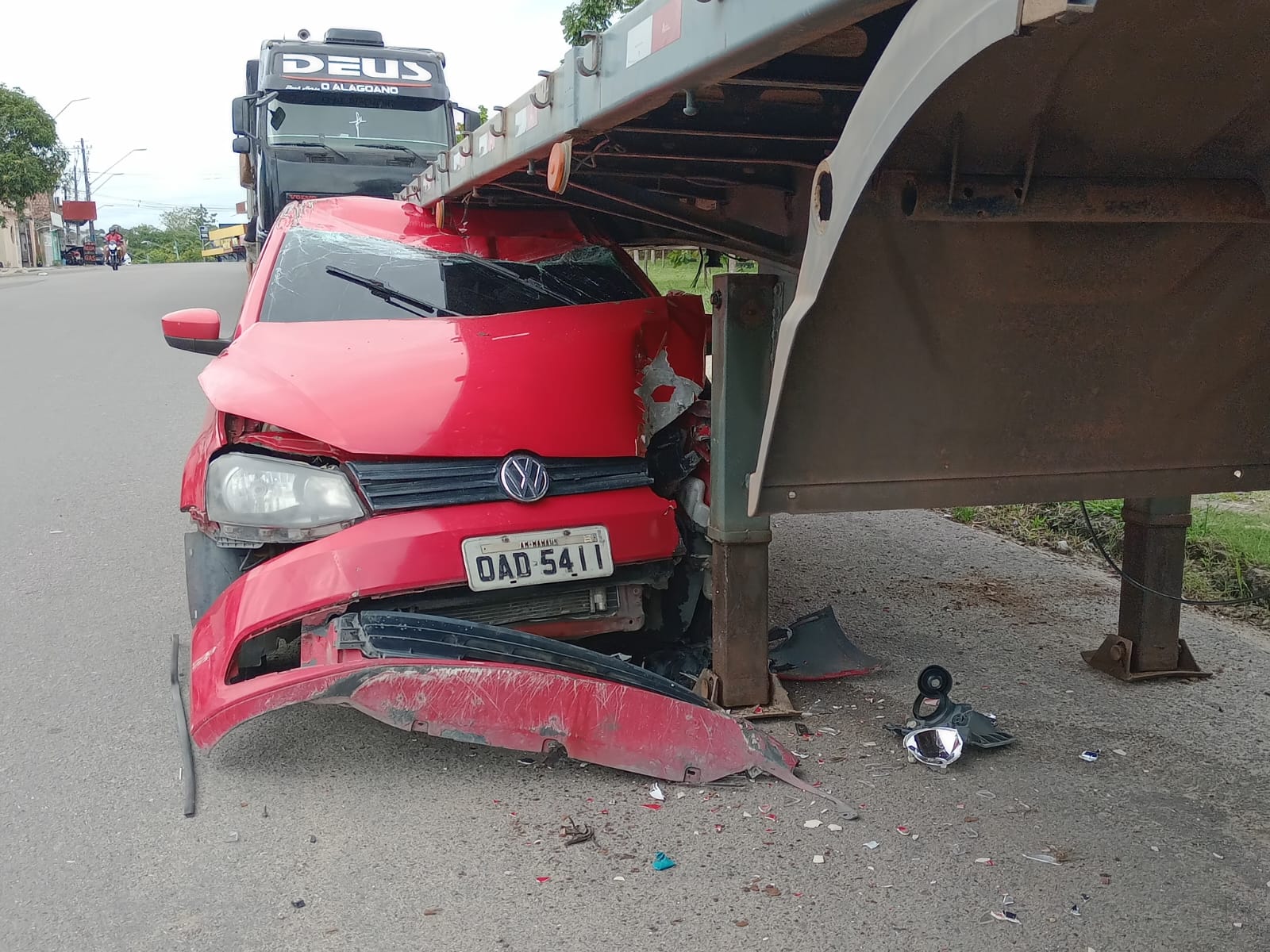 Carro ficou com a frente destru&iacute;da. Foto: Jander Robson/ Portal do Holanda