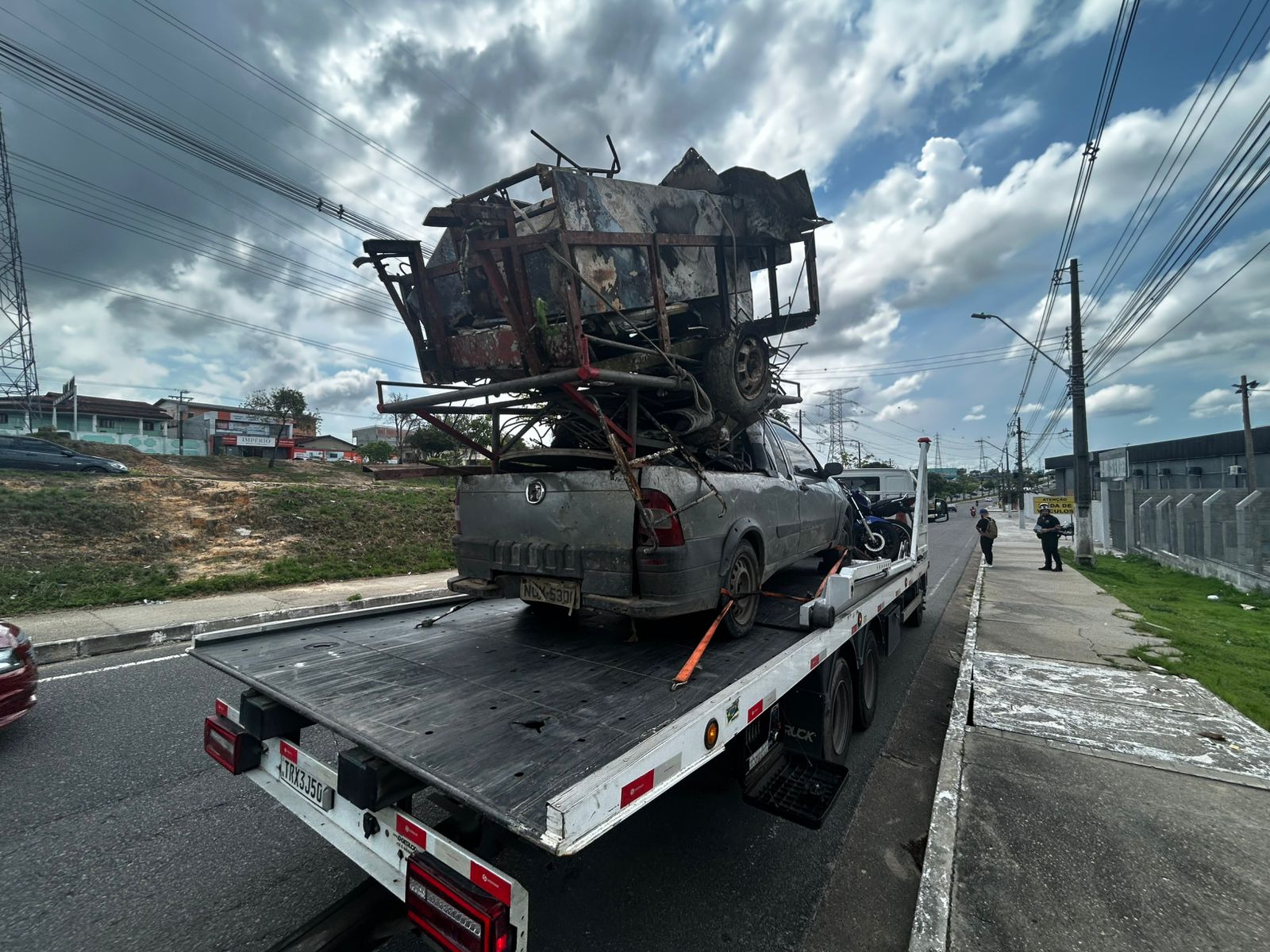 Carro estava sem condi&ccedil;&otilde;es de circular - Foto: Jander Robson/Portal do Holanda