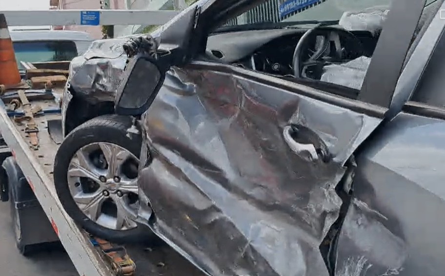 Carro foi batido na lateral - Foto: Divulga&ccedil;&atilde;o 