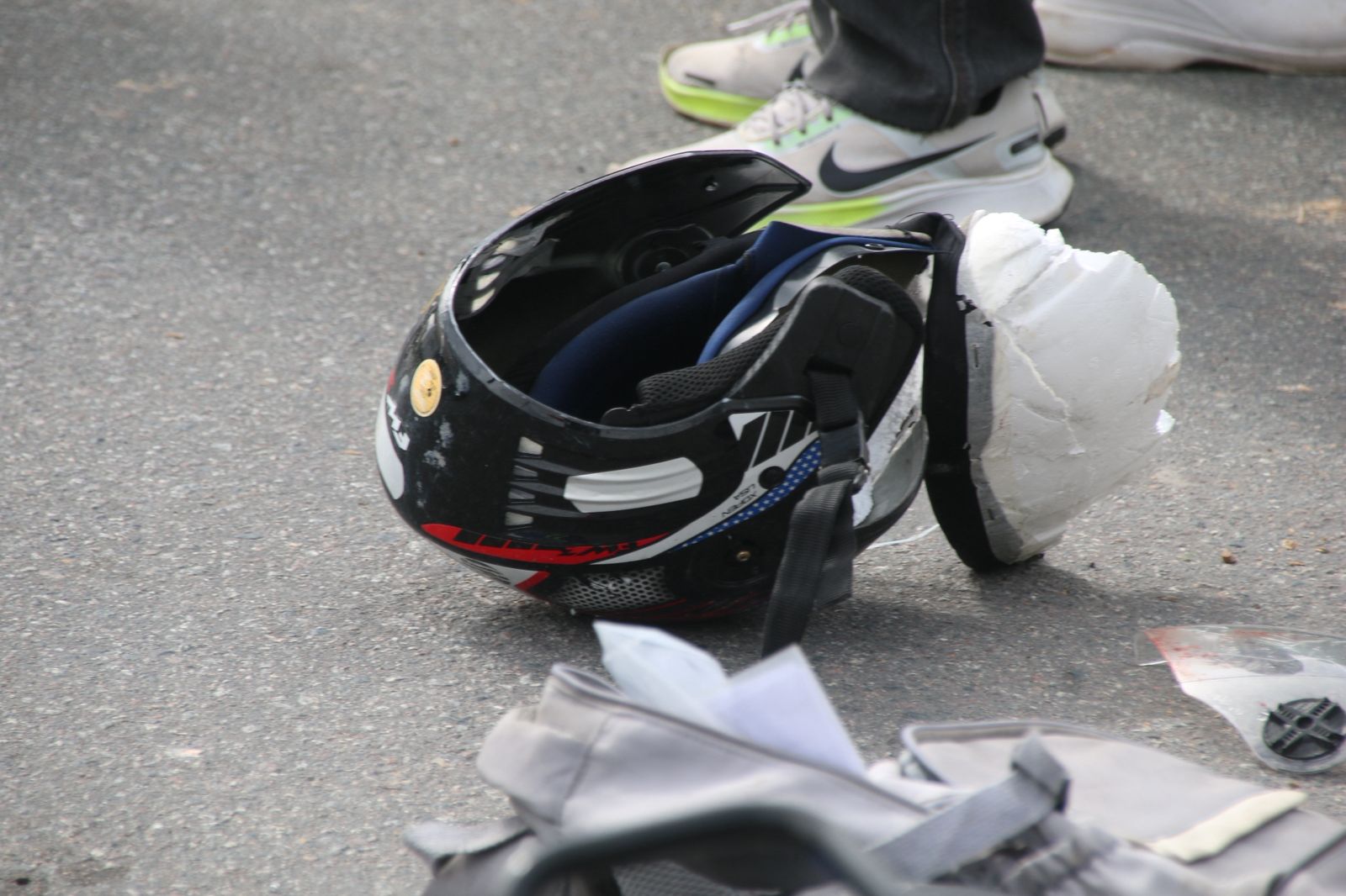 Capacete se partiu - Foto: Jander Robson/Portal do Holanda