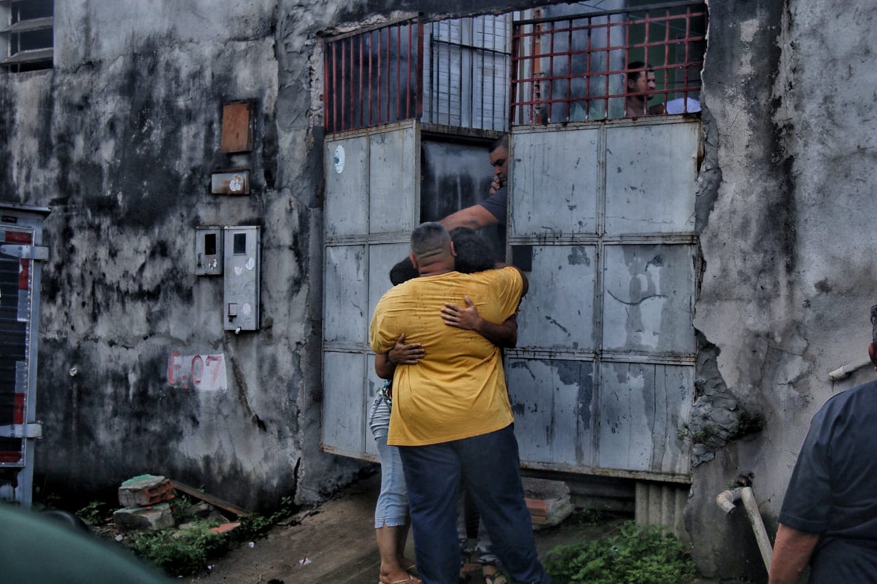 Amigos e familiares da v&iacute;tima lamentaram o crime.