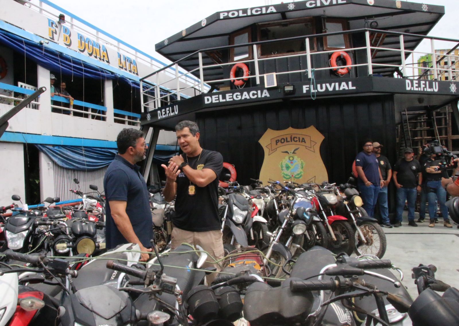 Governador Wilson Lima conversou com o delegado sobre a a&ccedil;&atilde;o policial. Foto: Jander Robson/ Portal do Holanda