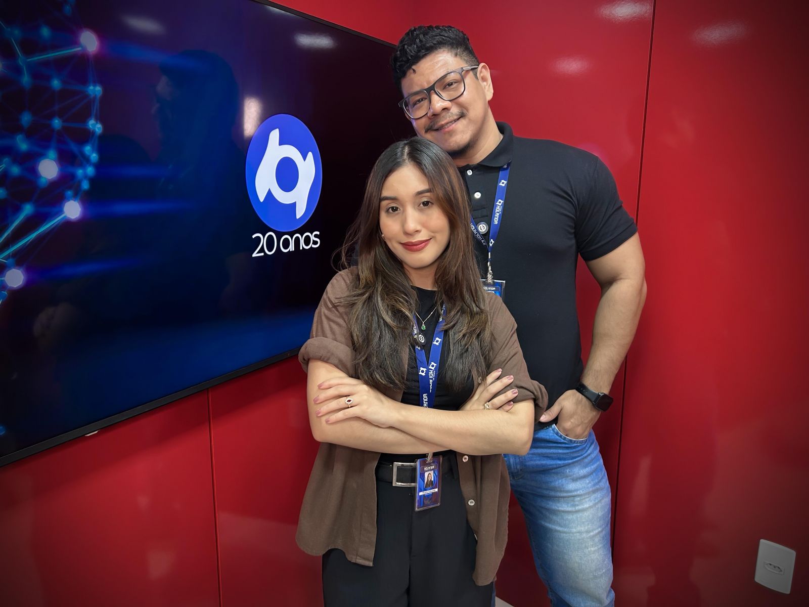 Os apresentadores Thalita Eduarda e Paulo Rabelo nos est&uacute;dios do Portal do Holanda. Produ&ccedil;&atilde;o: Andr&eacute; Prot&aacute;zio e Paulo Rabelo.