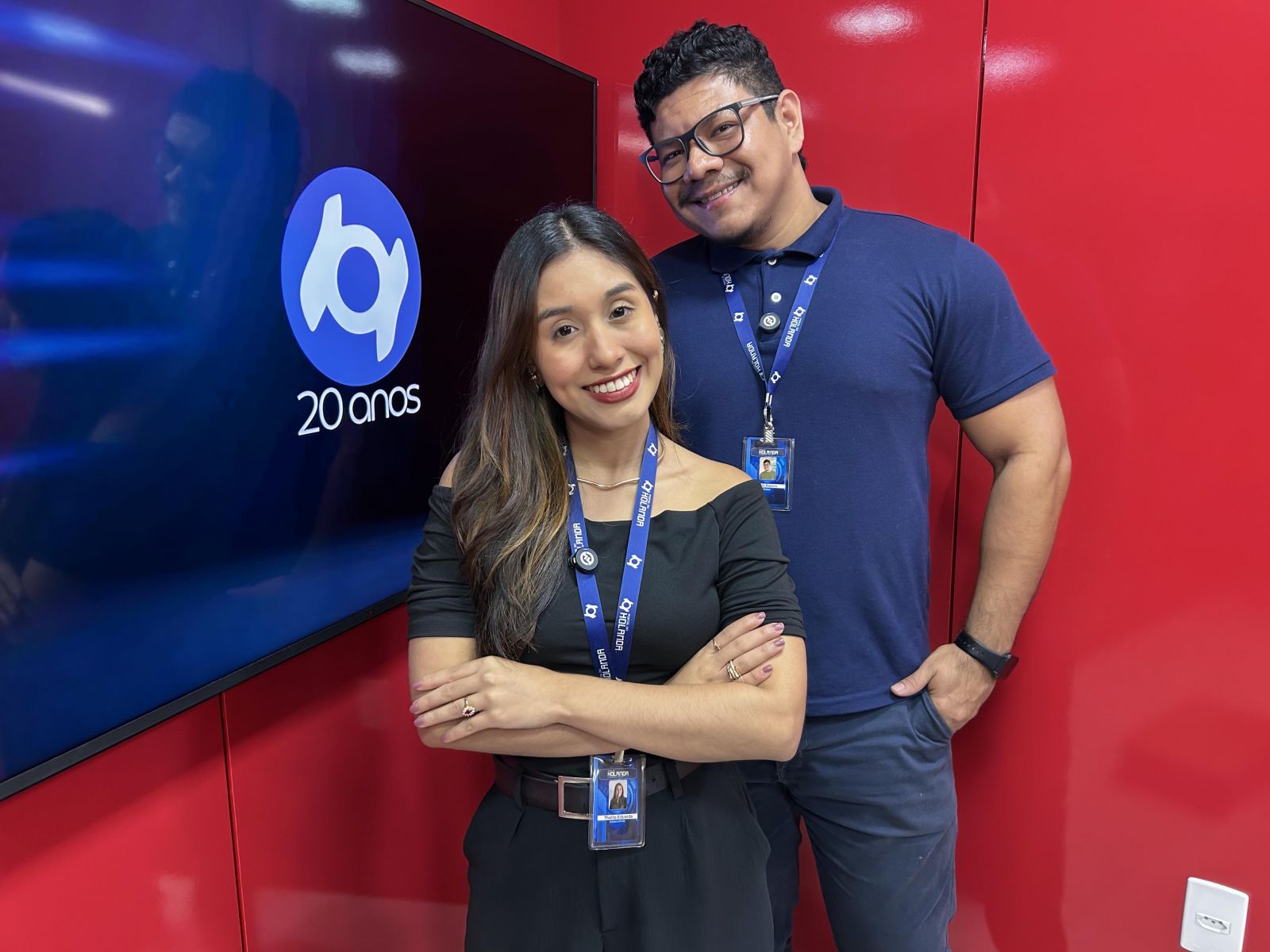 Os apresentadores Thalita Eduarda e Paulo Rabelo posam nos est&uacute;dios do Portal do Holanda. Produ&ccedil;&atilde;o: Andr&eacute; Prot&aacute;zio e Paulo Rabelo.