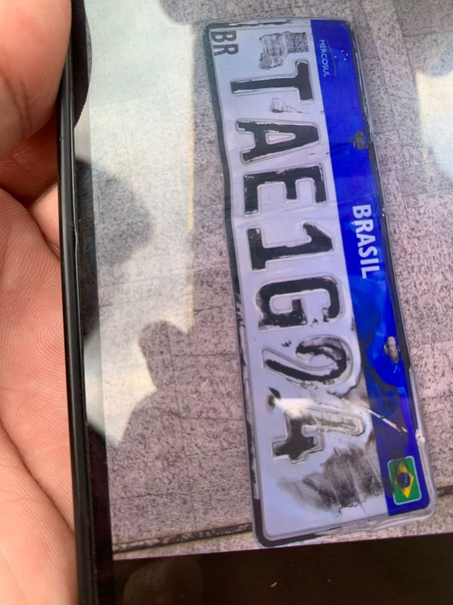 Placa do ve&iacute;culo acabou caindo com a colis&atilde;o. Foto: Caio Guarlotte/ Portal do Holanda