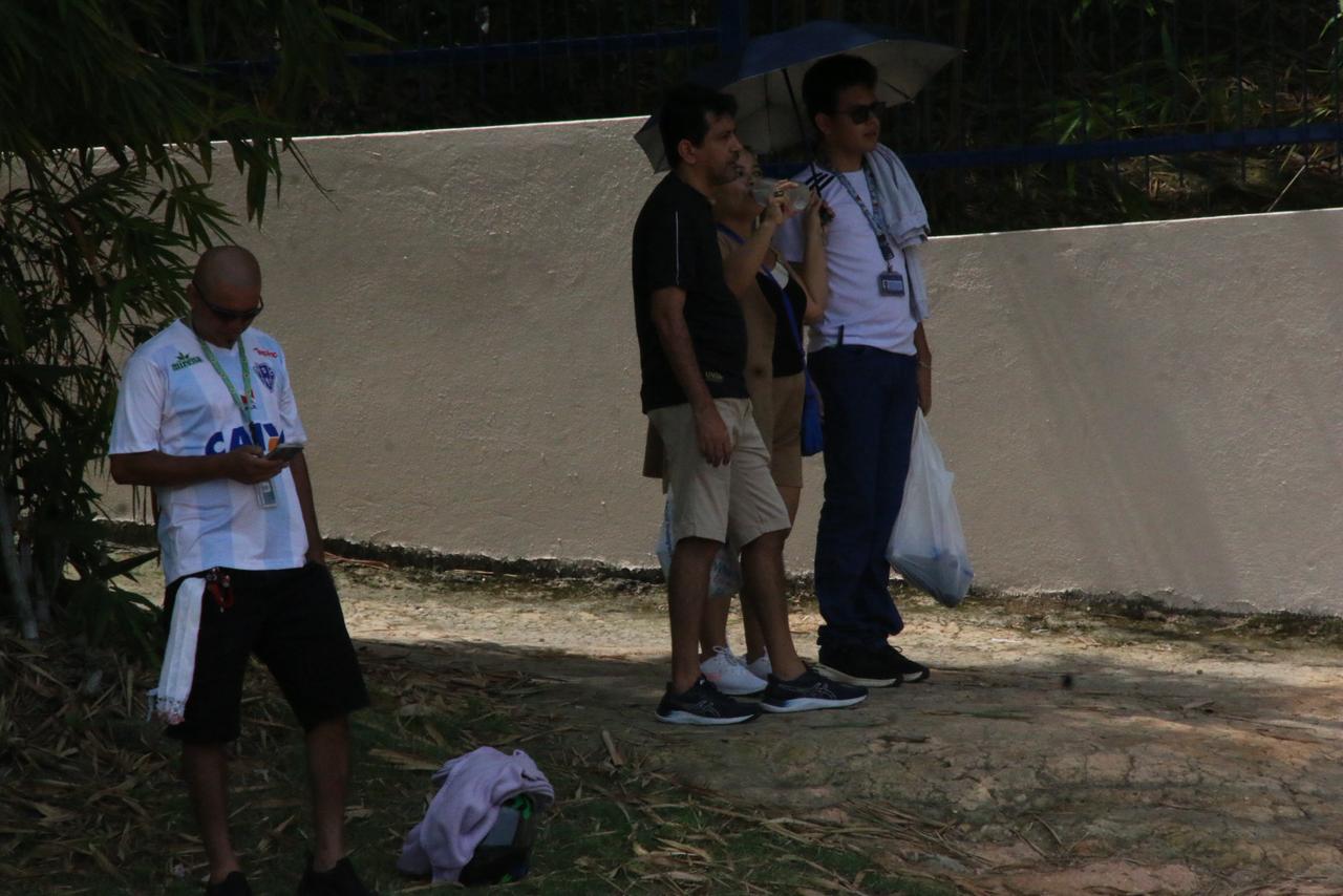 Candidatos aguardam abertura dos port&otilde;es - Foto: Jander Robson/Portal do Holanda