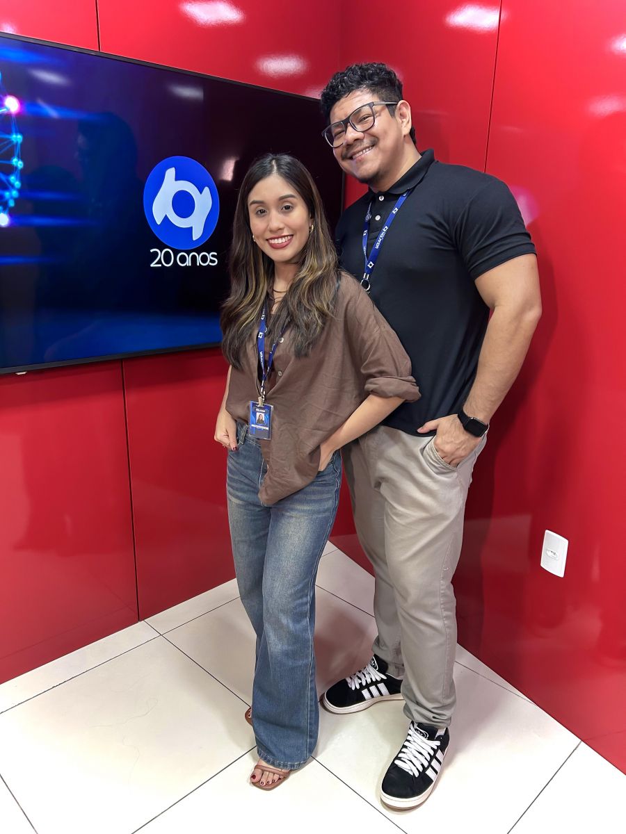 Nos est&uacute;dios do Portal do Holanda, Talita Eduarda e Paulo Rabelo comandam o Banzeiro dos Famosos com carisma e sintonia. Produ&ccedil;&atilde;o: Andr&eacute; Prot&aacute;zio e Paulo Rabelo.