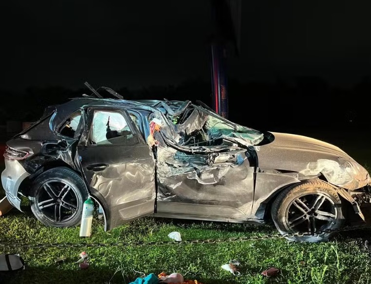 Carro ficou destru&iacute;do - Foto: Divulga&ccedil;&atilde;o Bombeiros