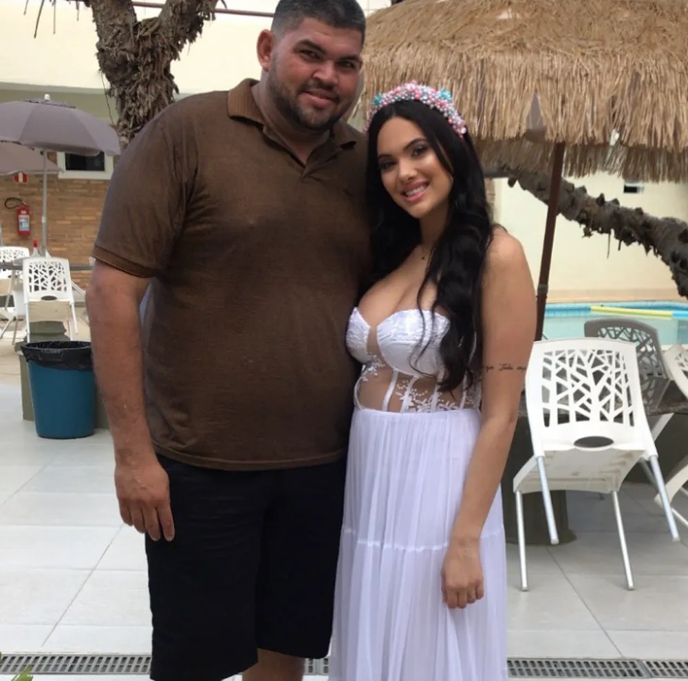 Emily e o seguran&ccedil;a Shrek.