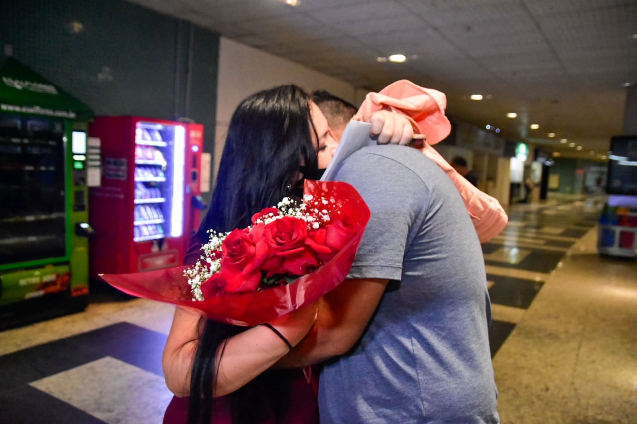 J&eacute;ssica foi recebida com flores - Foto: Divulga&ccedil;&atilde;o