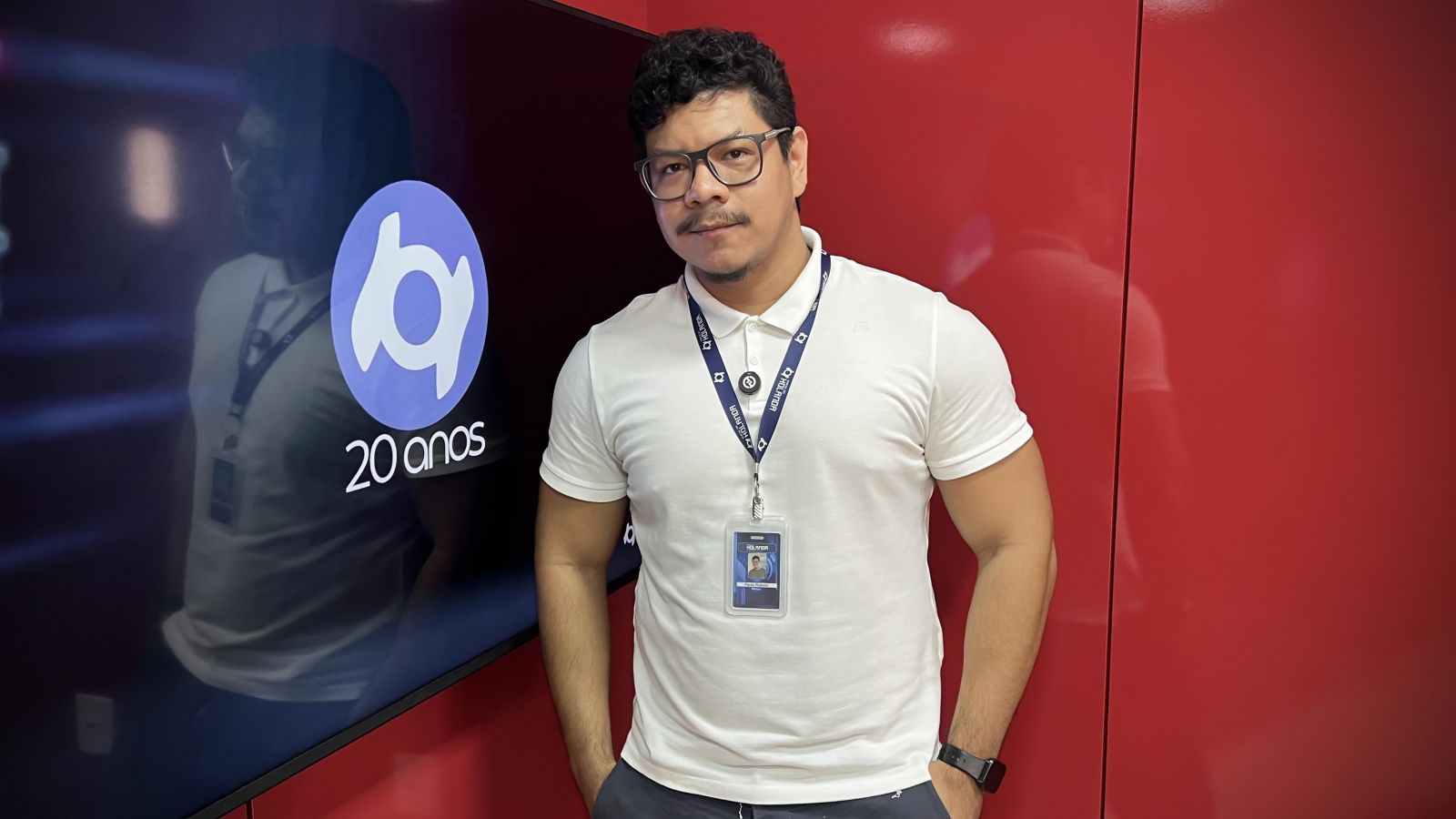 O apresentador do Banzeiro dos Famosos, Paulo Rabelo, nos est&uacute;dios do Portal do Holanda. Produ&ccedil;&atilde;o: Andr&eacute; Prot&aacute;zio e Paulo Rabelo. Roteiro: Glauci Alencar.