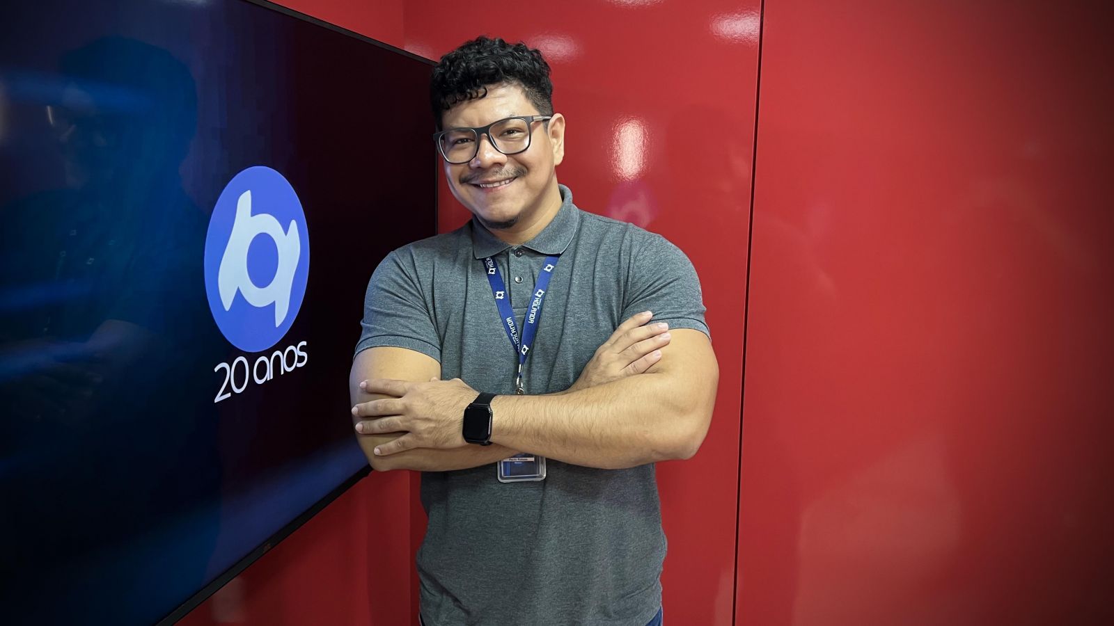 O apresentador Paulo Rabelo, nos est&uacute;dios do Portal do Holanda, para o programa Banzeiro dos Famosos. Produ&ccedil;&atilde;o: Andr&eacute; Prot&aacute;zio e Paulo Rabelo. Roteiro: Glauci Alencar.