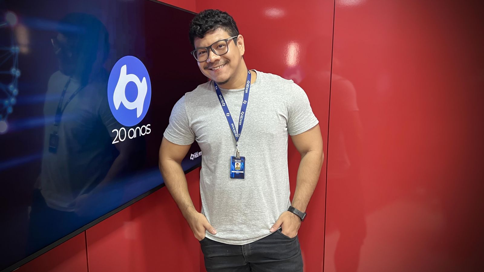 O apresentador Paulo Rabelo nos est&uacute;dios do Portal do Holanda. Produ&ccedil;&atilde;o de Andr&eacute; Prot&aacute;zio e Paulo Rabelo.