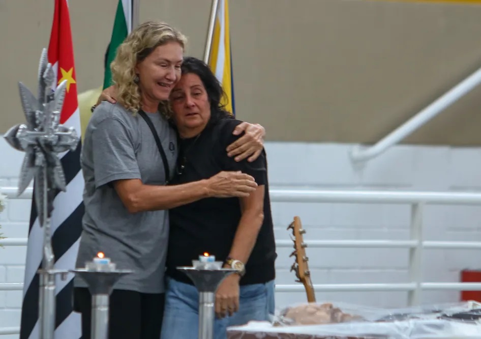 Vi&uacute;va &eacute; consolada. Fotos: Agnews