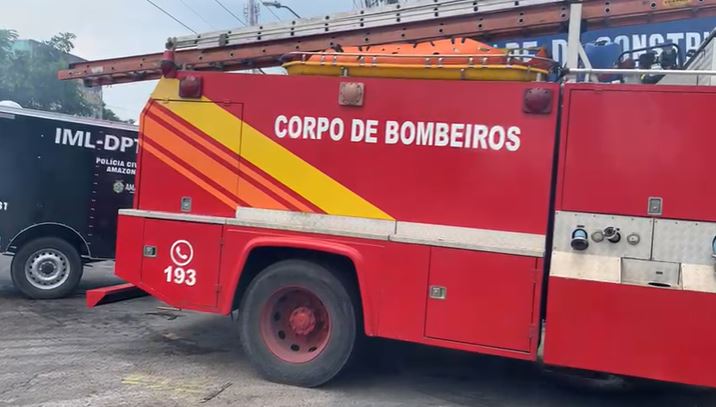Corpo de Bombeiros foi acionado para conter as chamas - Foto: Caio Guarlotte