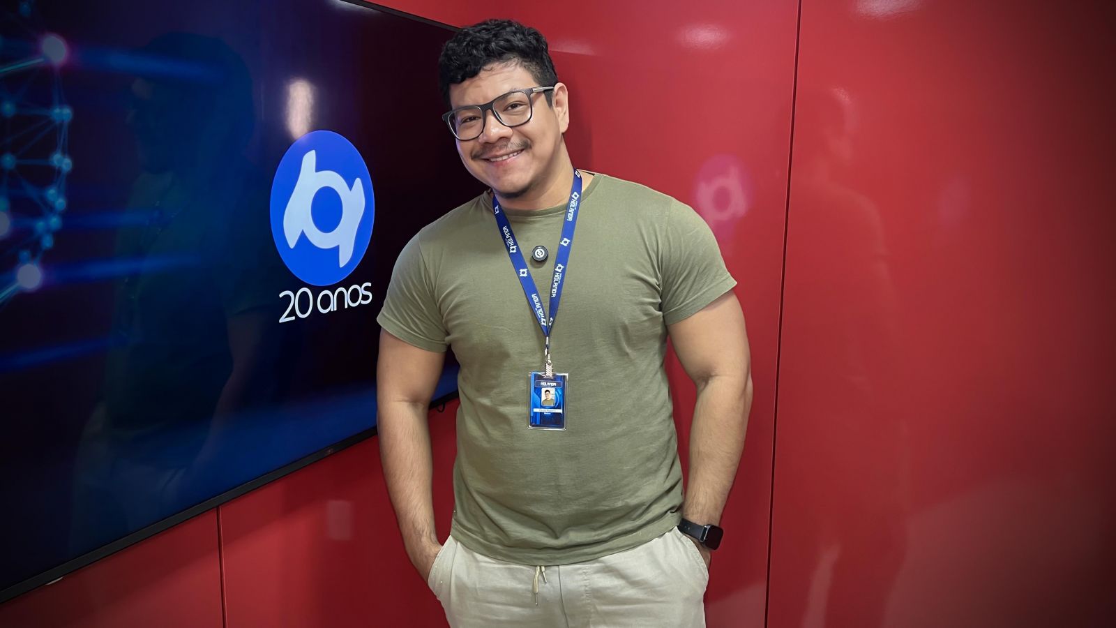 O apresentador Paulo Rabelo nos est&uacute;dios do Portal do Holanda. Produ&ccedil;&atilde;o de Andr&eacute; Prot&aacute;zio e Paulo Rabelo.