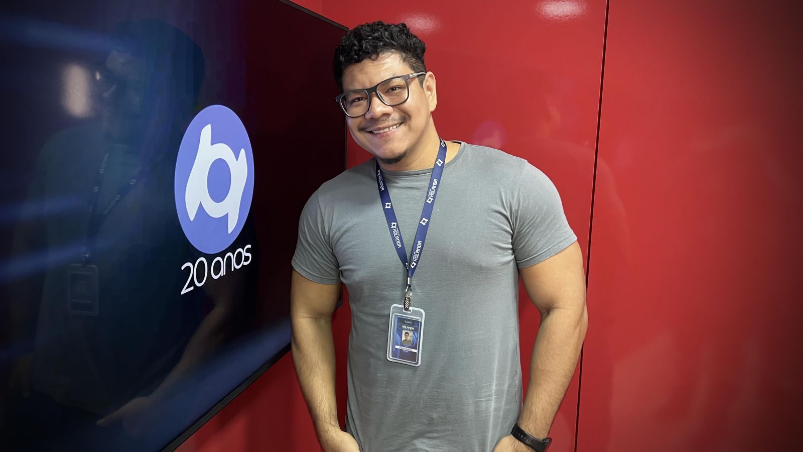 O apresentador Paulo Rabelo, nos est&uacute;dios do Portal do Holanda. Produ&ccedil;&atilde;o: Andr&eacute; Prot&aacute;zio e Paulo Rabelo. Roteiro: Glauci Alencar.