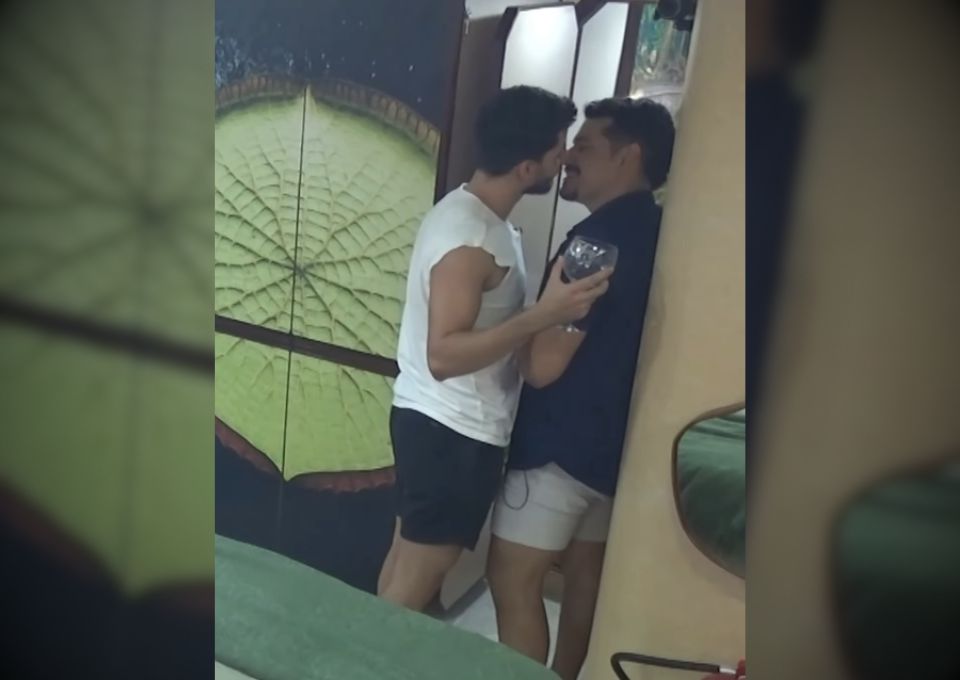 Os tripulantes Gabriel Maldini e Jo&atilde;o Junior se beijam no quarto Vit&oacute;ria-R&eacute;gia. Reprodu&ccedil;&atilde;o: A Bordo 2025 - Acritica