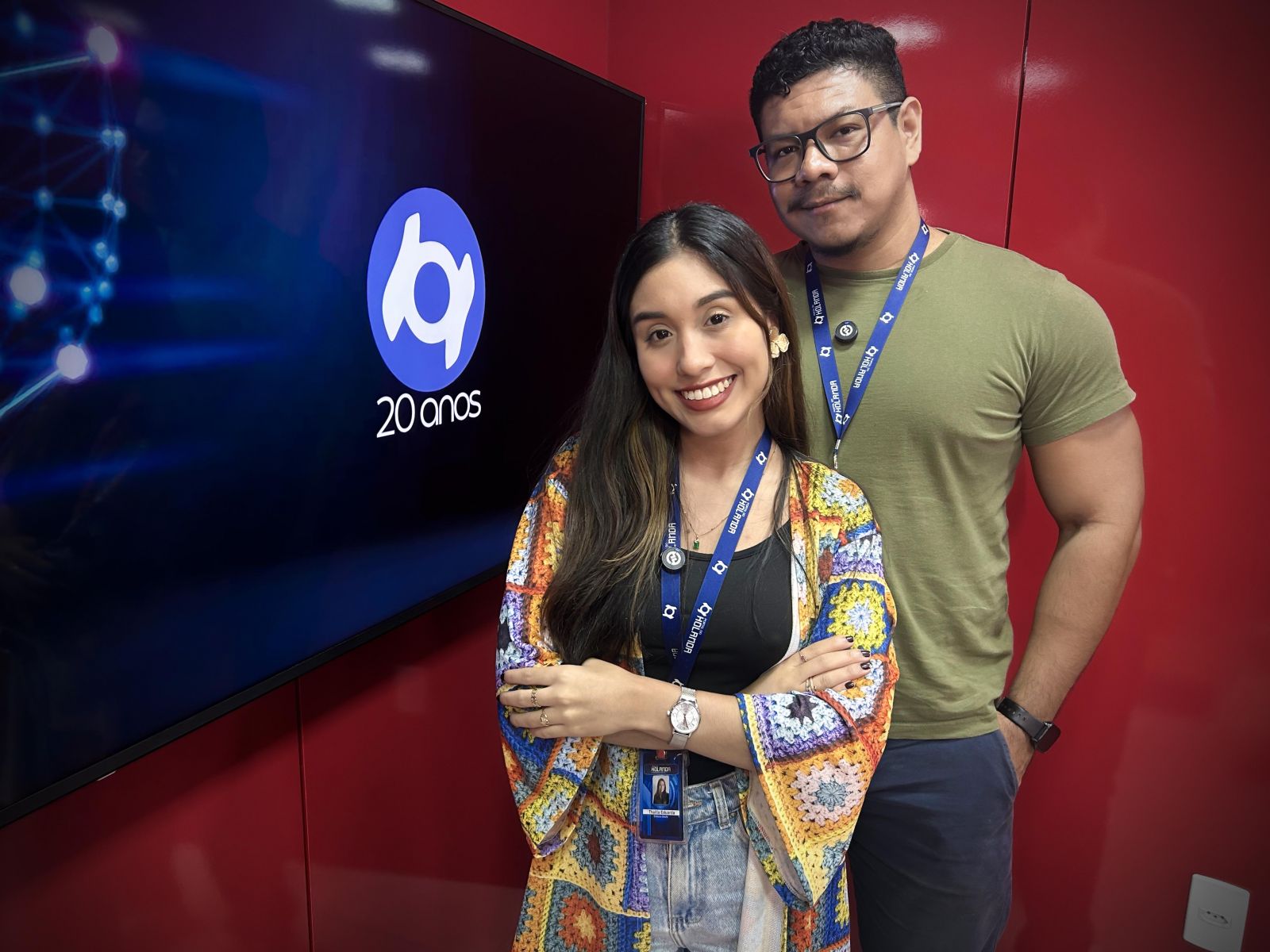 Os apresentadores Thalita Eduarda e Paulo Rabelo nos est&uacute;dios do Portal do Holanda, que este ano completa 20 anos. Produ&ccedil;&atilde;o: Andr&eacute; Prot&aacute;zio e Paulo Rabelo.
