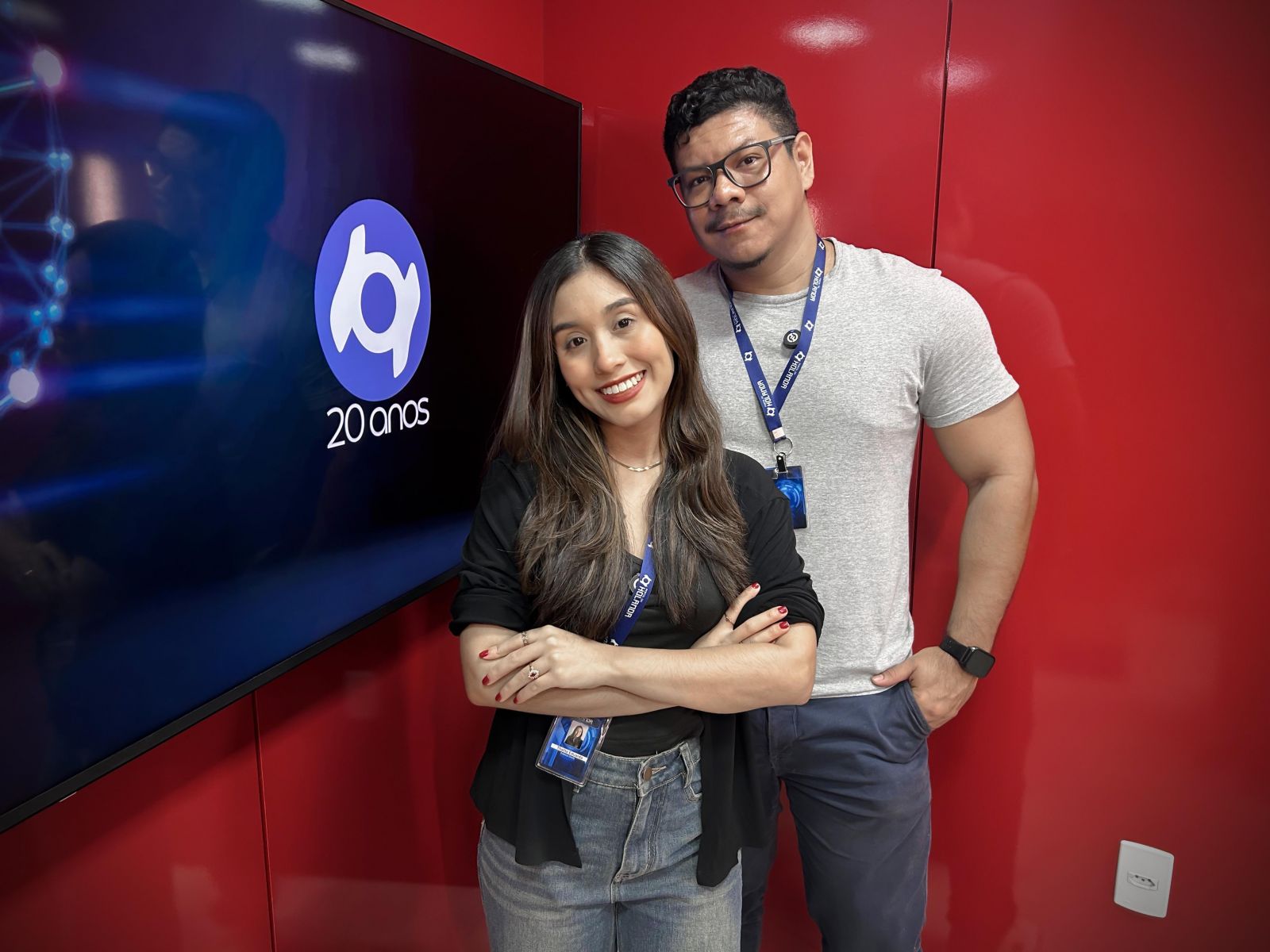 Thalita Eduarda e Paulo Rabelo comandam o Banzeiro dos Famosos direto dos est&uacute;dios do Portal do Holanda. Produ&ccedil;&atilde;o: Andr&eacute; Prot&aacute;zio e Paulo Rabelo.