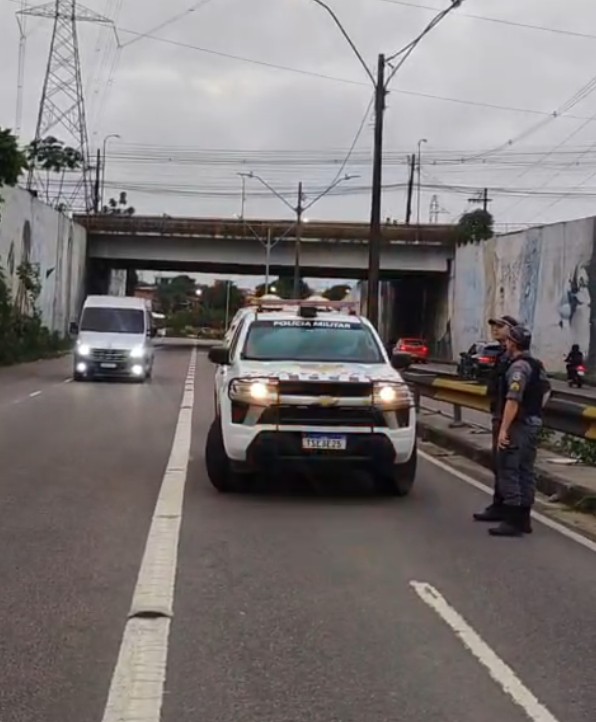 Pol&iacute;cia no local - Foto: Divulga&ccedil;&atilde;o 