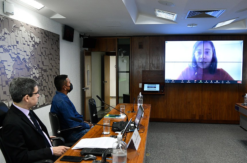 Beatriz Matos e o l&iacute;der ind&iacute;gena Jader Marubo (de m&aacute;scara) denunciaram o desmonte da fiscaliza&ccedil;&atilde;o a cargo do poder p&uacute;blico na Amaz&ocirc;nia Geraldo Magela/Ag&ecirc;ncia Senado - Foto: Ag&ecirc;ncia Senado