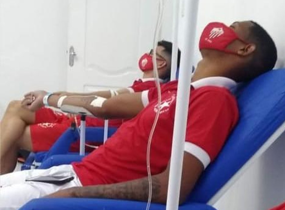 Foto divulga&ccedil;&atilde;o - Jogadores recebem medica&ccedil;&atilde;o