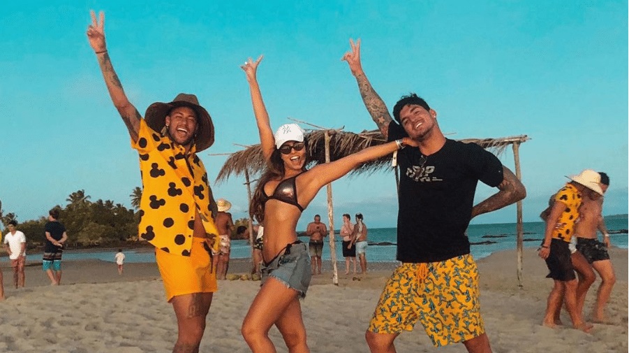 Neymar postou TBT com namorada de Z&eacute; Felipe no R&eacute;veillon, pouco ap&oacute;s o sertanejo fazer um post assumindo o namoro.