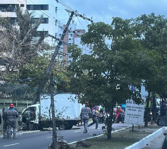 Poste quase desabou - Foto: Divulga&ccedil;&atilde;o