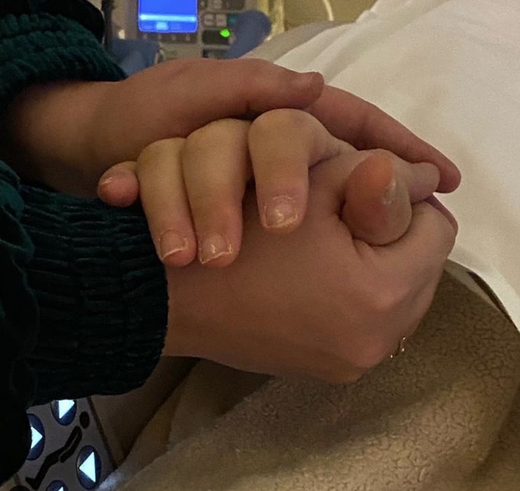 Juliana segurando a m&atilde;o do irm&atilde;o enquanto estava na UTI - Foto: Reprodu&ccedil;&atilde;o Instagram