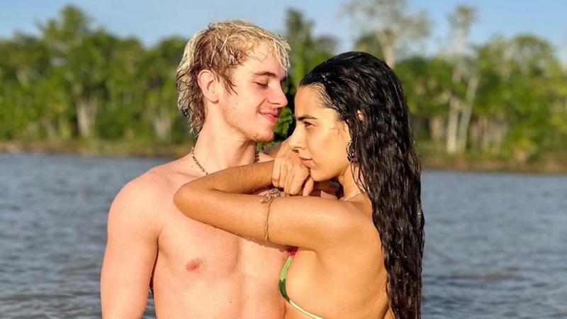 O influenciador namora a cantora Marina Sena.