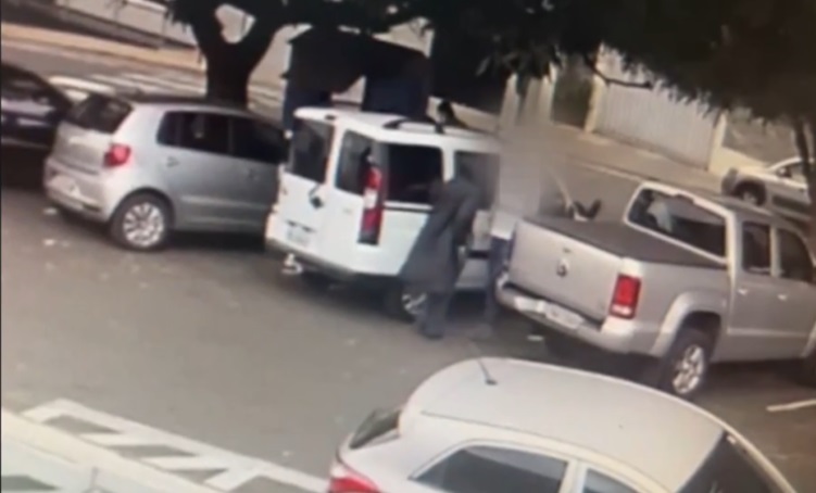 Jovem perseguiu o m&eacute;dico publicamente Foto: Reprodu&ccedil;&atilde;o/Fant&aacute;stico