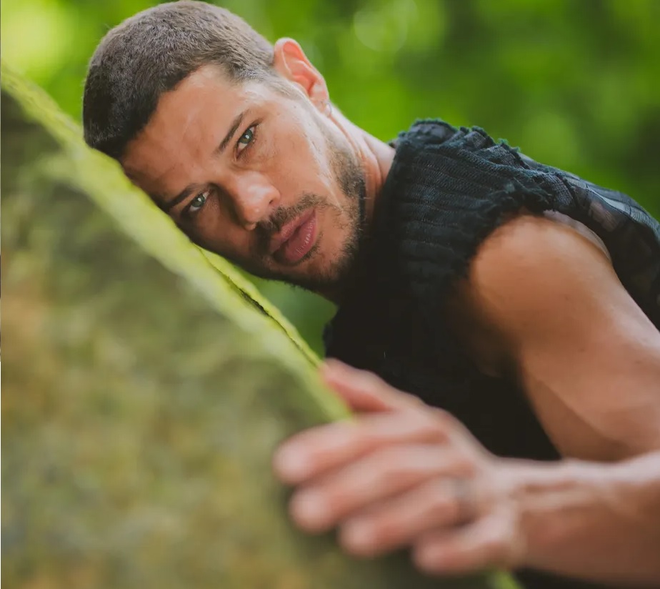 Loreto contou que ele e D&eacute;bora se d&atilde;o bem na cria&ccedil;&atilde;o da filha Bella, de 5 anos, . "Divido a guarda da Bella com a m&atilde;e dela (a atriz D&eacute;bora Nascimento). Ela e eu n&atilde;o temos rotinas, mas nossa menina tem. Vamos nos adaptando. O facilitador &eacute; que somos vizinhos de porta. Bella &eacute; uma crian&ccedil;a muito feliz. Acha o m&aacute;ximo ter duas casas, pais que se d&atilde;o bem. Tento aproveitar da melhor maneira o tempo, organizando os hor&aacute;rios... A vida est&aacute; realmente corrida desde o in&iacute;cio das grava&ccedil;&otilde;es da novela "Vai na f&eacute;". O trabalho &eacute; triplicado: canto, dan&ccedil;o, atuo. Por&eacute;m, est&aacute; sendo uma del&iacute;cia.". Foto: ANDR&Eacute; HAWK/Divulga&ccedil;&atilde;o