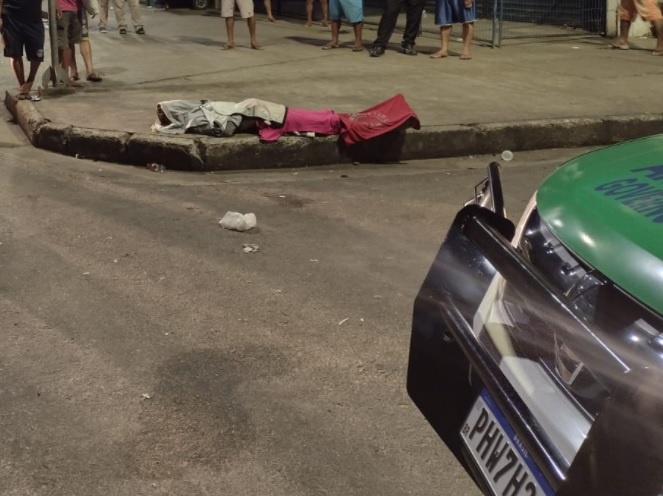 Homem foi morto a tiros na Manaus Moderna - Foto: Caio Guarlotte/Portal do Holanda