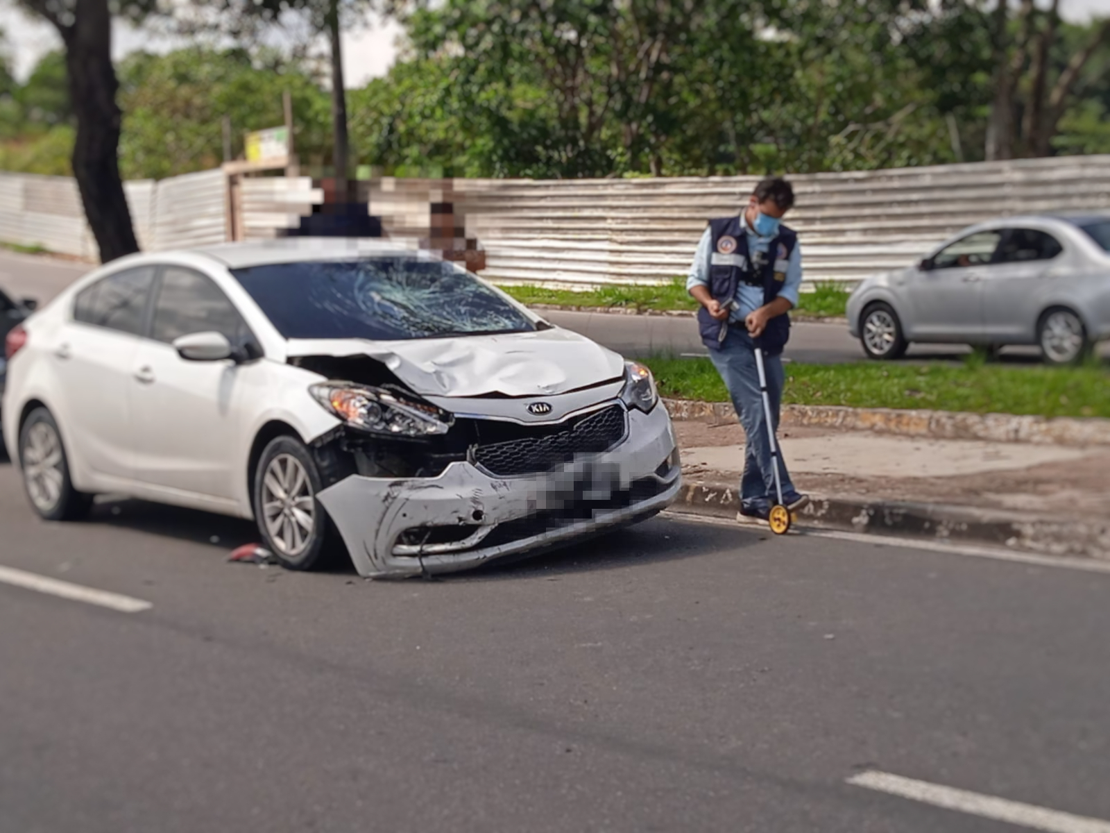 Carro ficou destru&iacute;do - Foto: Caio Guarlotte/Portal do Holanda