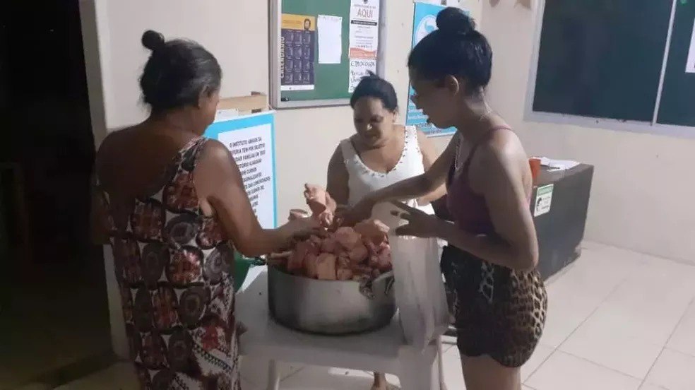 Foto de arquivo mostra distribui&ccedil;&atilde;o de ossos e pele de boi no Instituto Amigos da Periferia, em Macei&oacute; &mdash; Foto: Arquivo pessoal