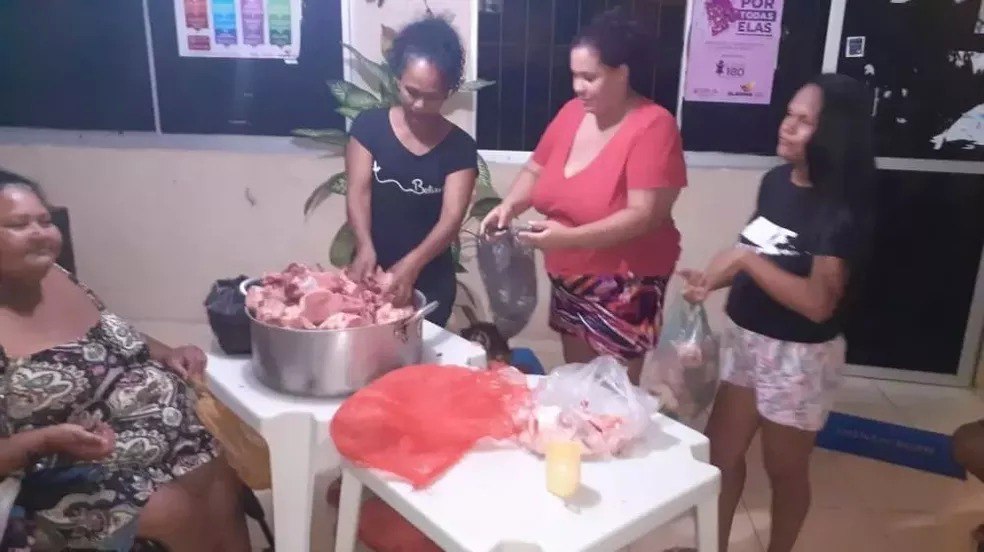 Foto de arquivo mostra distribui&ccedil;&atilde;o de ossos e pele de boi para fam&iacute;lias carentes de Macei&oacute;; a&ccedil;&atilde;o solid&aacute;ria come&ccedil;ou na pandemia da Covid &mdash; Foto: Arquivo pessoal