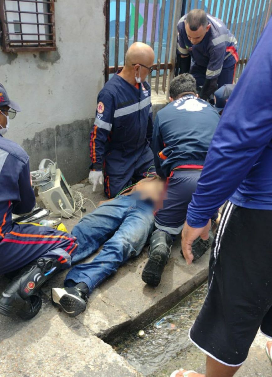 V&iacute;tima sendo socorrida por agentes do Samu. - Foto: Divulga&ccedil;&atilde;o