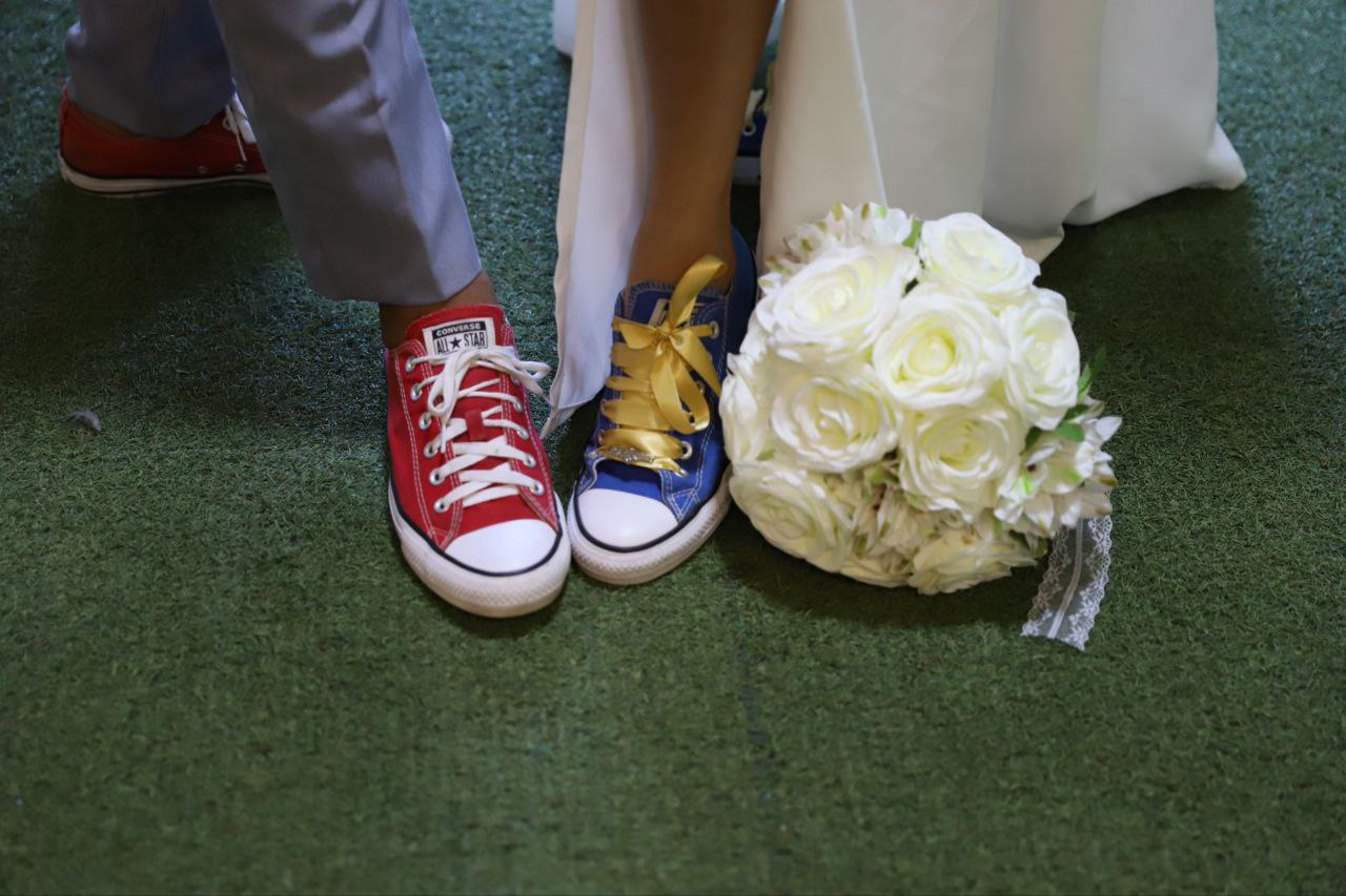 No dia do casamento, o casal Isabela e Marcos Moura usaram at&eacute; os sapatos com as cores de seus respectivos bois-bumb&aacute;s. - Foto: Arquivo Pessoal