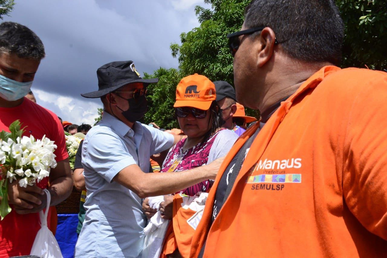 O Prefeito David Almeida esteve presente na despedida de Domingos. - Foto: Divulga&ccedil;&atilde;o / Semulsp