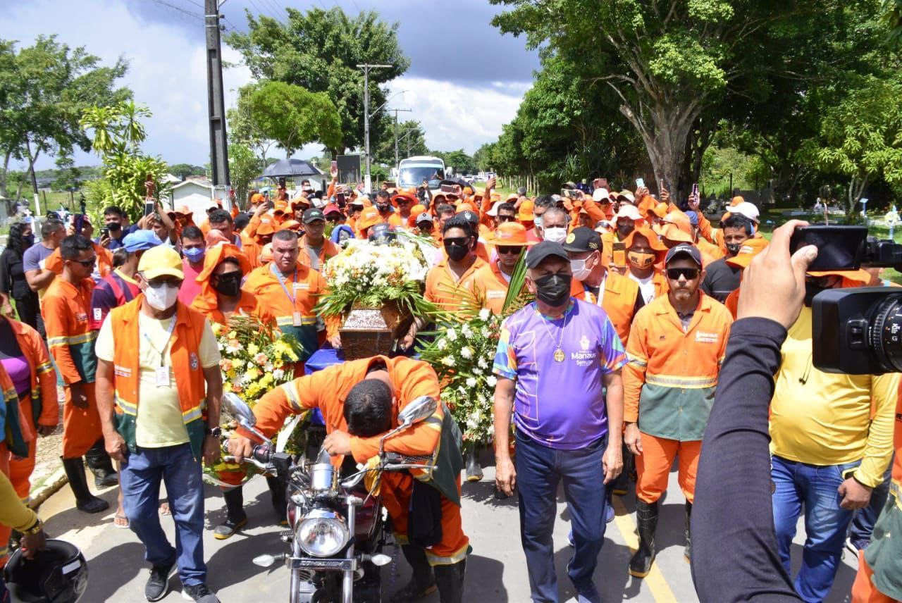 Os colegas de farda cantaram louvores enquanto levavam o caix&atilde;o. - Foto: Divulga&ccedil;&atilde;o / Semulsp